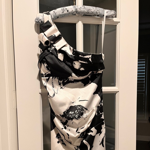 Full length Betsy and Adam gown size 4 - Picture 1 of 3